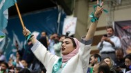 A supporter of the reform-oriented presidential candidate Massud Peseschkian at a demonstration on June 23 in Tehran