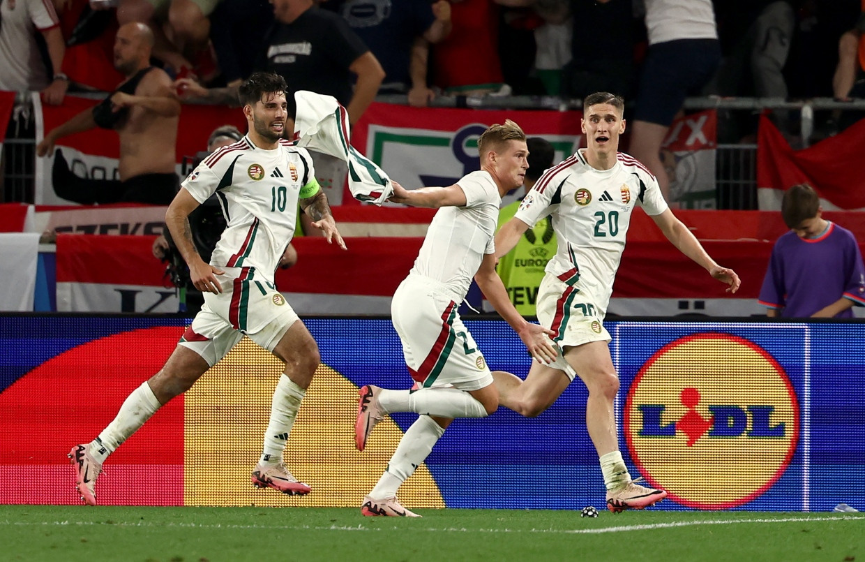 The goalscorer of the very important victory for the Hungarians: Kevin Csoboth (centre)