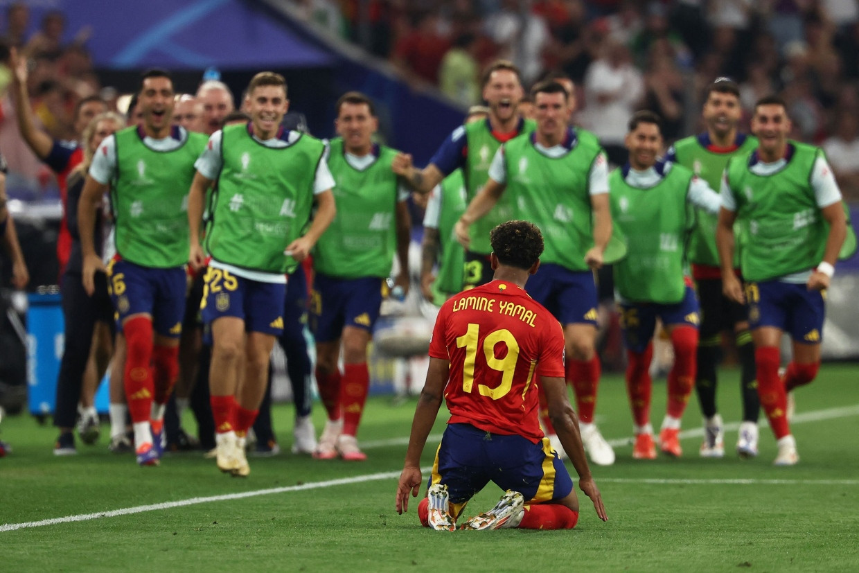 ...then the cheers: Lamine Yamal and the Spanish national team advance to the European Championship final.