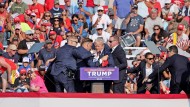 Shortly after the shooting: Secret Service employees shield Donald Trump on stage