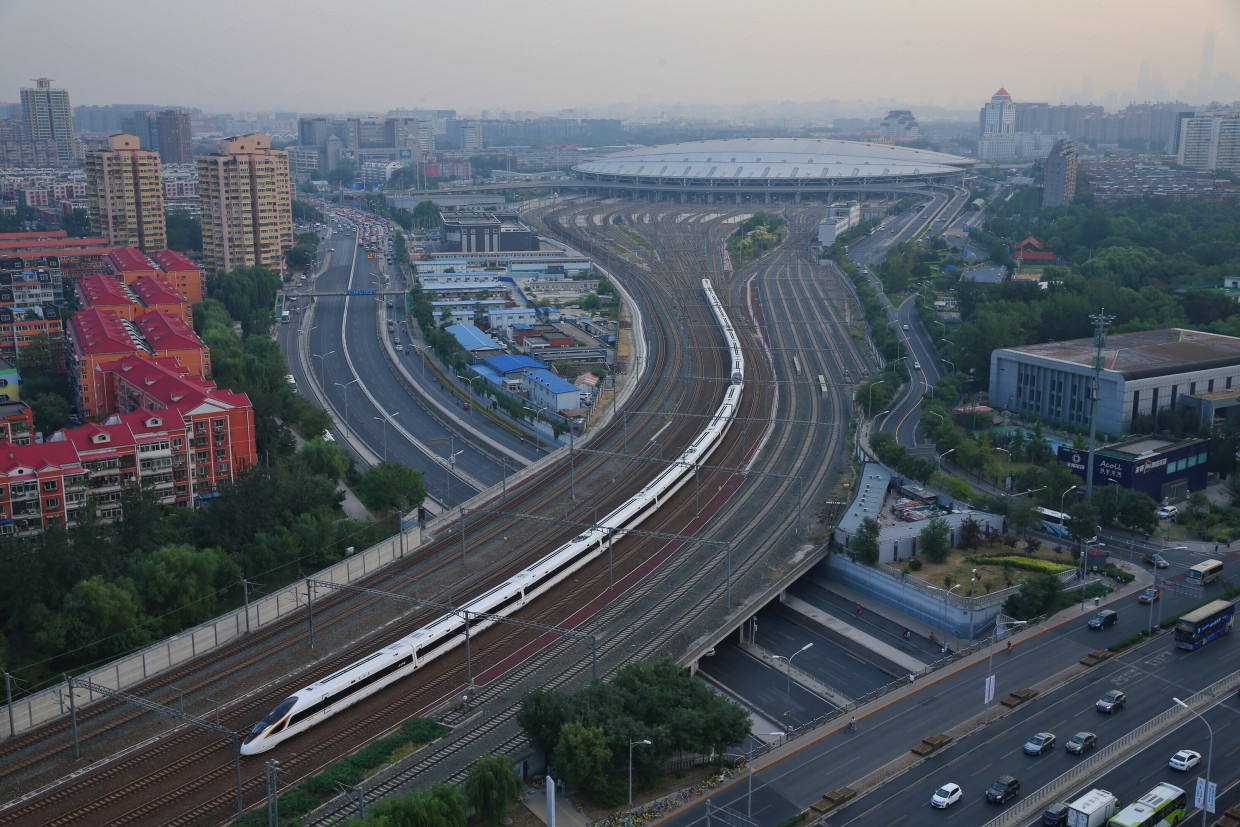 Ein Hochgeschwindigkeitszug verlässt den Südbahnhof in Peking.