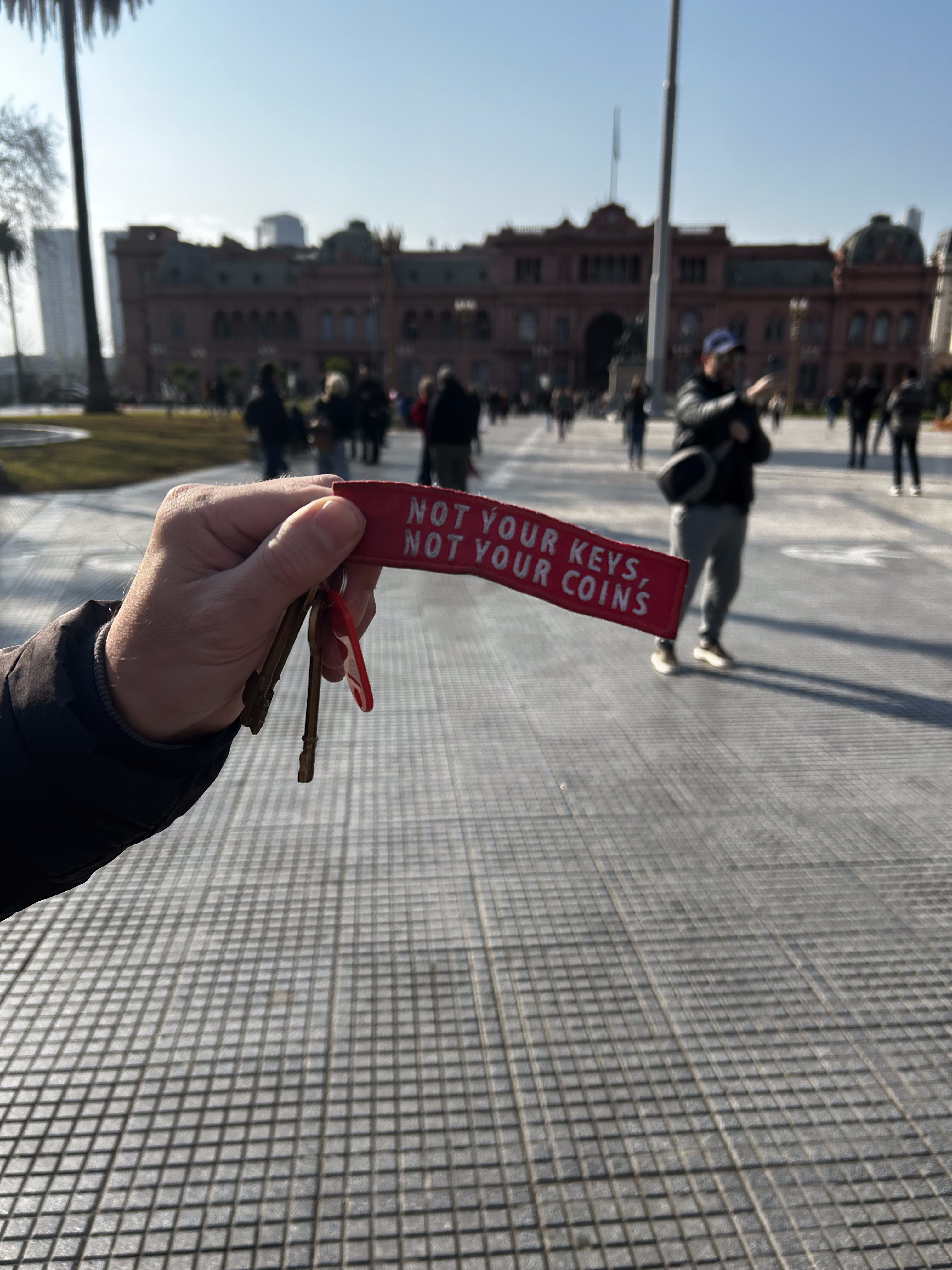 Jerónimo Ferrer exhibant fièrement son goodie « Not your keys, not your coins » sur la place des revendications populaires, se trouvant devant le palais présidentiel Argentin