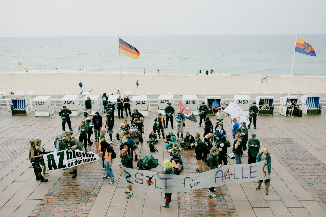 The punks’ protest march stops at the Sylt beach promenade.