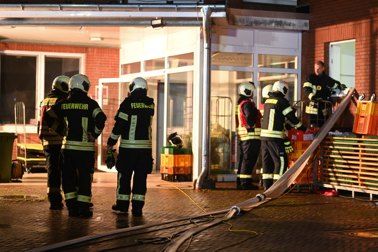 Firefighters are trying to pump out the basement of the Ubbo-Emius Clinic in Aurich to prevent an evacuation.