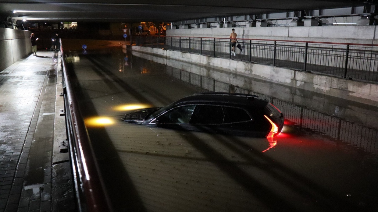 Folgen des Unwetters: In der Bruchsal in Baden-Württemberg steht ein Auto in einer Unterführung bis zur Motorhaube im Wasser.