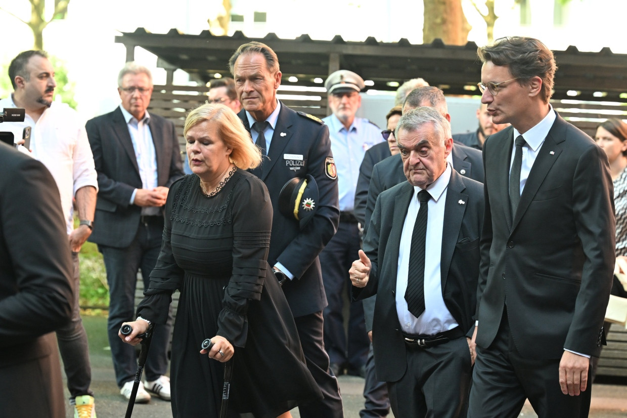 Bundesinnenministerin Nancy Faeser mit dem nordrhein-westfälischen Innenminister Herbert Reul (Mitte) und Ministerpräsident Hendrik Wüst