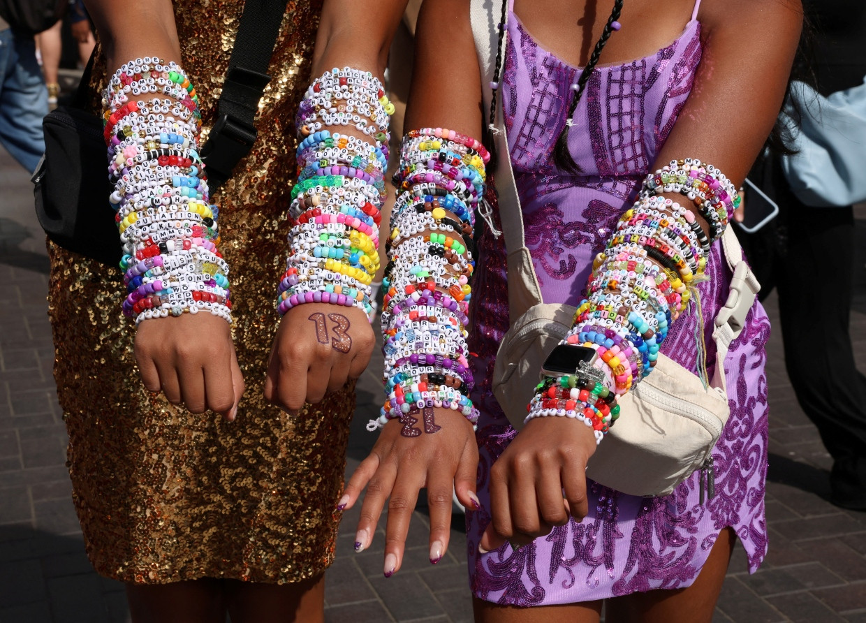 Fans zeigen ihre Armbänder vor dem Konzert in Wembley.