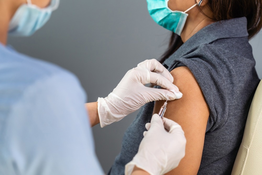 Study: State COVID-19 Vaccine Mandates and Uptake Among Health Care Workers in the US. Image Credit: BaLL LunLa/Shutterstock.com