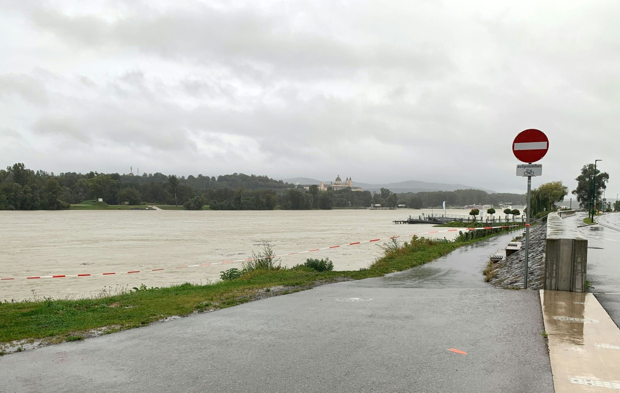 On the Danube in Austria, as here in Emmersdorf, the highest water level is expected for the night into Monday.