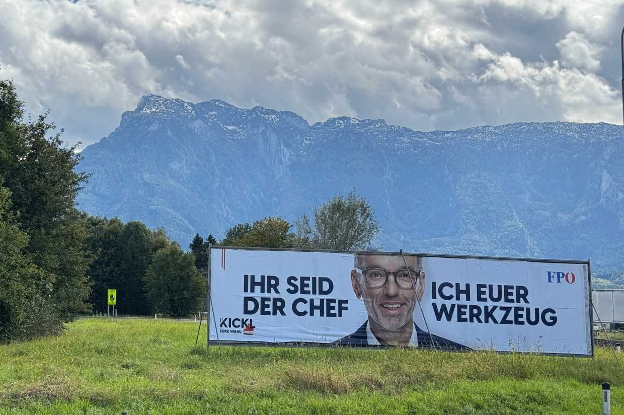 Kickl likes to portray himself as a servant of the people: election poster on the outskirts of Salzburg