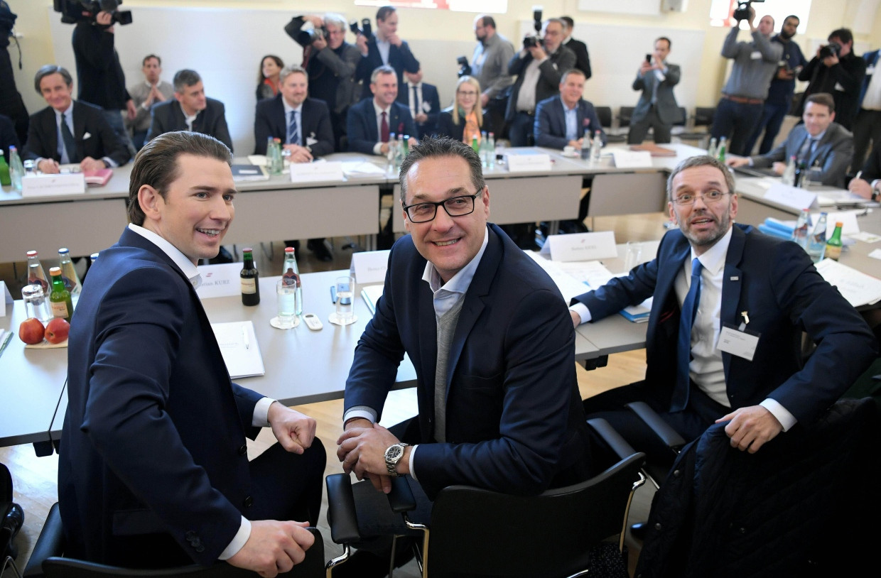 4. Januar 2018 in Seggauberg: Österreichs damaliger Bundeskanzler Sebastian Kurz (links), sein Vizekanzler Heinz-Christian Strache (Mitte) und Herbert Kickl (rechts), zu dieser Zeit Innenminister, posieren für die Fotografen.