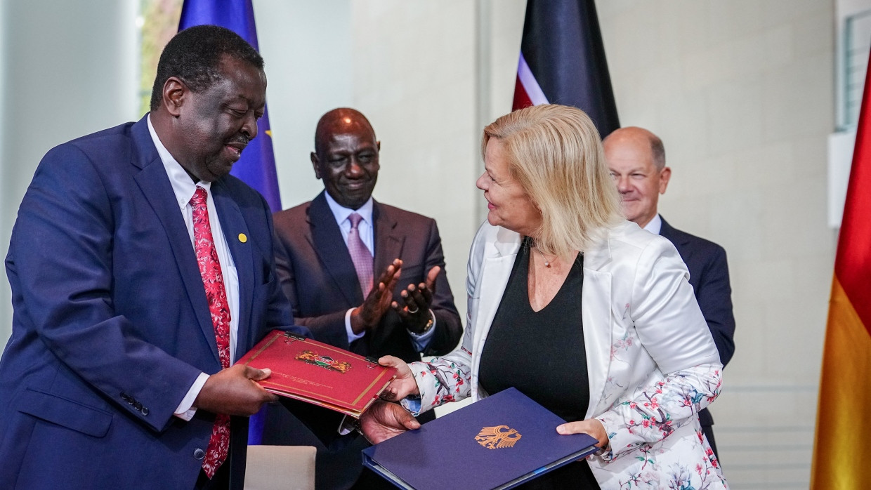 In the presence of Federal Chancellor Olaf Scholz and William Samoei Ruto (2nd from left), President of Kenya, Interior Minister Nancy Faeser and Musalia Mudavadi (l.), Foreign Minister of Kenya, sign a migration agreement.