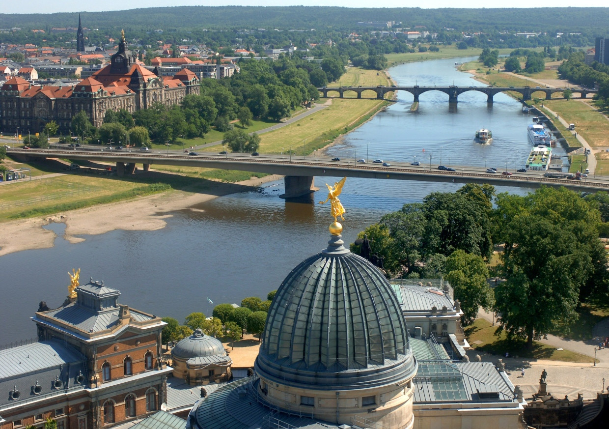 Die Carolabrücke (vorn) und die Albertbrücke (dahinter) überspannen im Dresdner Stadtzentrum die Elbe (Archivfoto vom 23.06.2005).