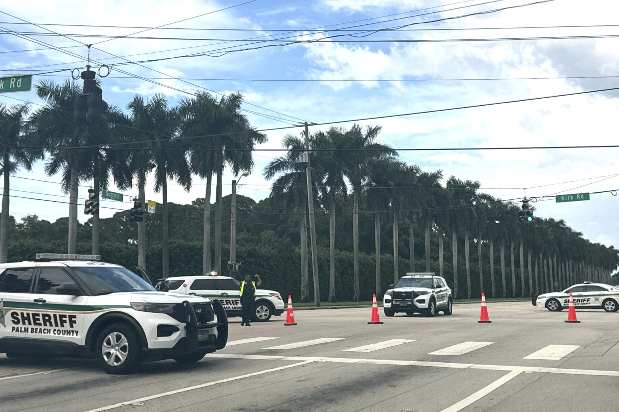 Polizei-Fahrzeuge haben in der Nähe des Trump International Golf Clubs eine Kreuzung gesperrt.