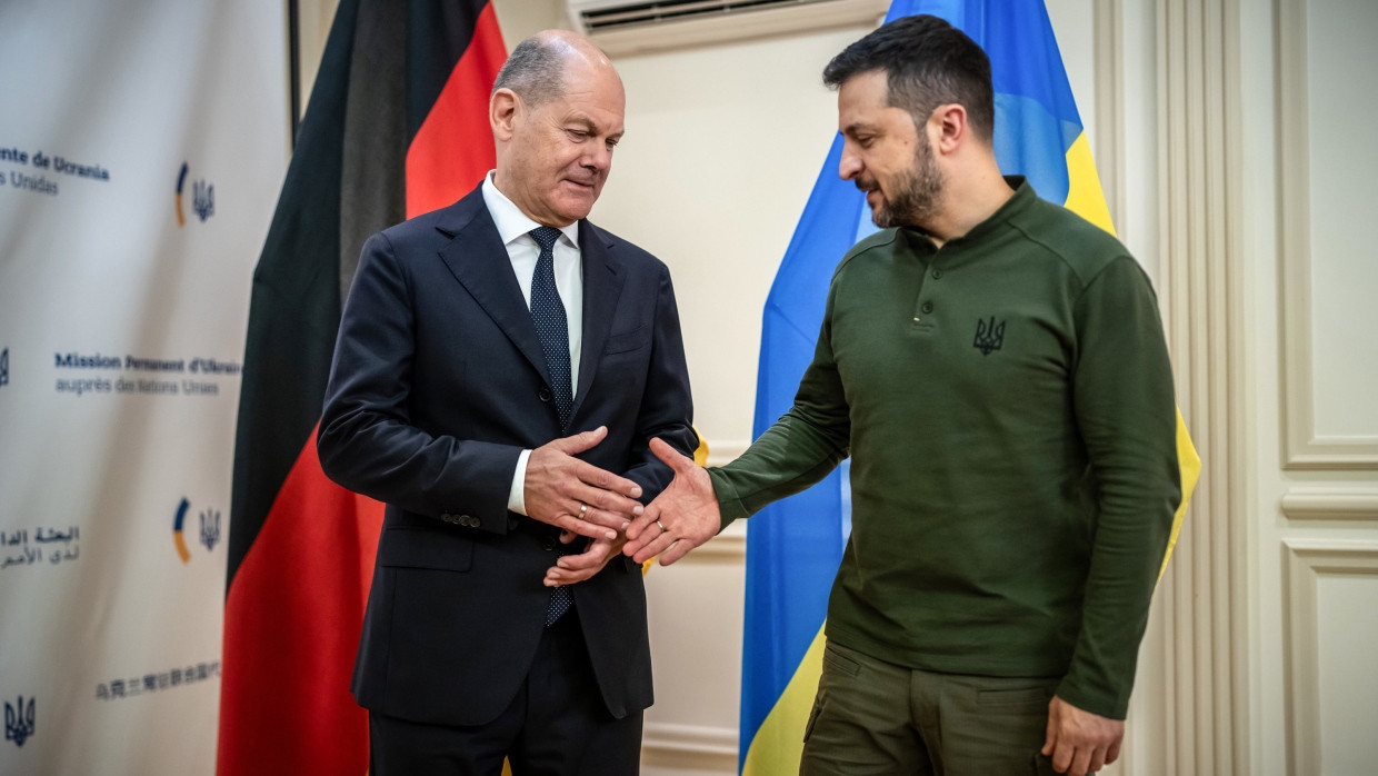 Federal Chancellor Olaf Scholz (SPD) and Volodymyr Selenskyj (r), President of Ukraine, greet each other at a meeting before the start of the 79th General Debate of the UN General Assembly in New York.