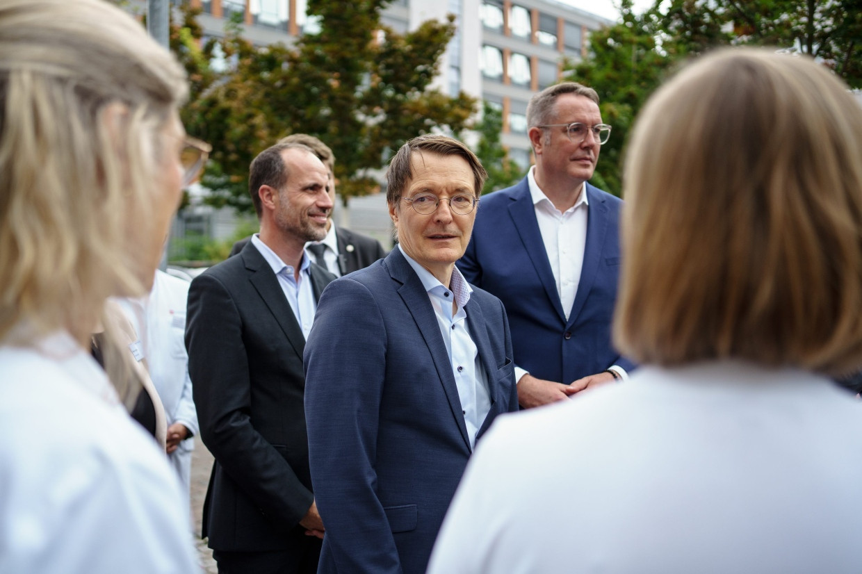 Kann er halten, was er verspricht? Karl Lauterbach, hier bei einem Besuch der Uniklinik Mainz im September, hat sich einen ganzen Systemwandel vorgenommen