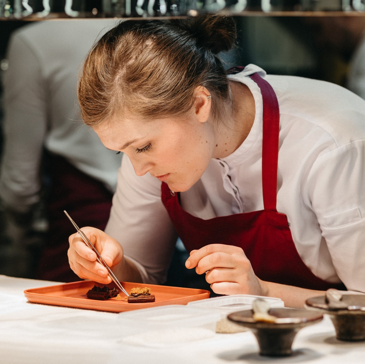 Sie weiß ganz genau, was sie will: Rosina Ostler hochkonzentriert bei der Arbeit.