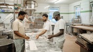 In the bakery of the Polz bakery: Gebri Twelde (left) fled to Germany from Eritrea.