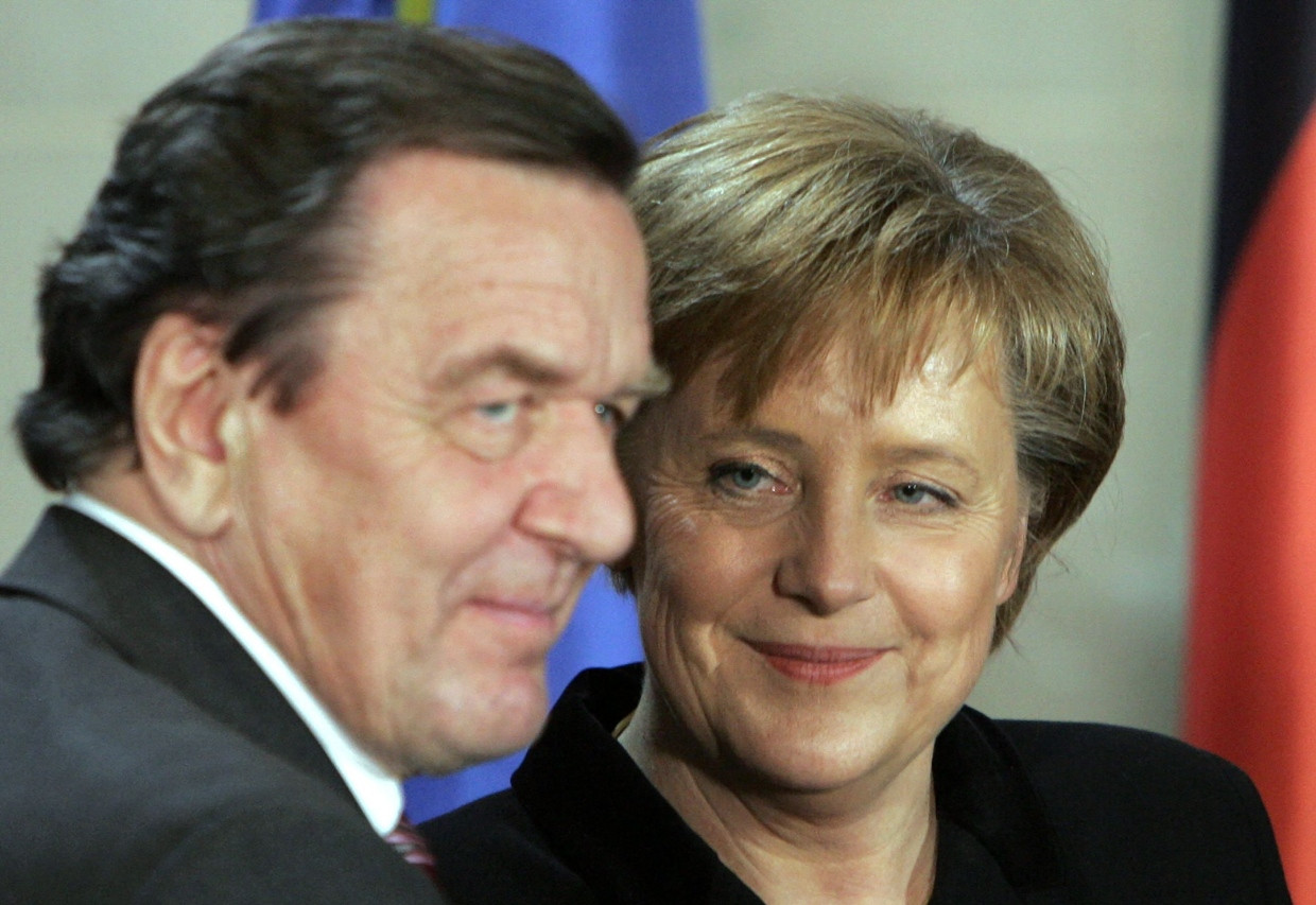 The smile of the election winner: Outgoing Chancellor Gerhard Schröder and his successor Angela Merkel during the handover ceremony on November 22, 2005 in Berlin