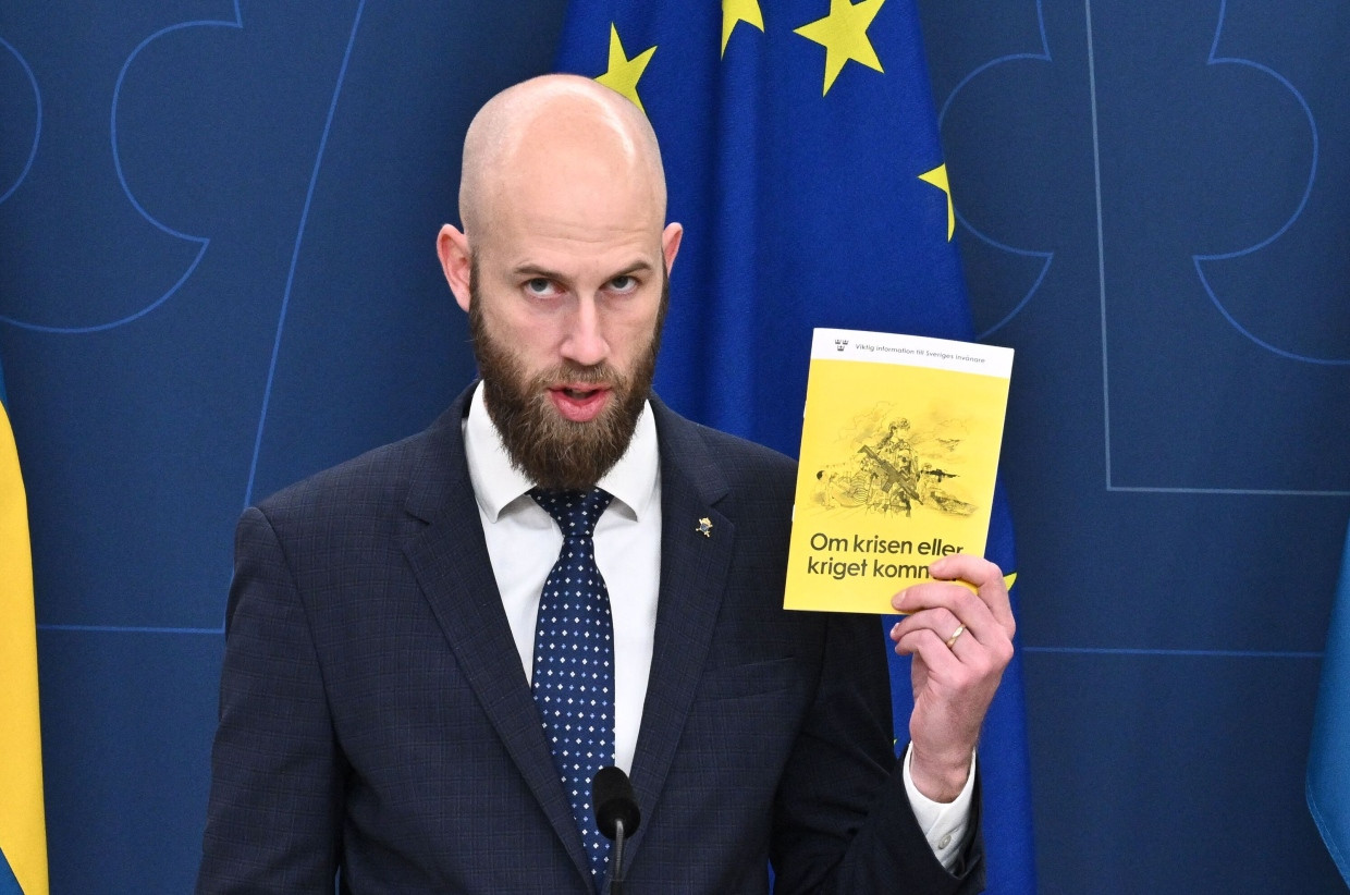 Sweden's Civil Defense Minister Carl-Oskar Bohlin will present on October 8 the new version of a book intended to help citizens prepare for crises and war.