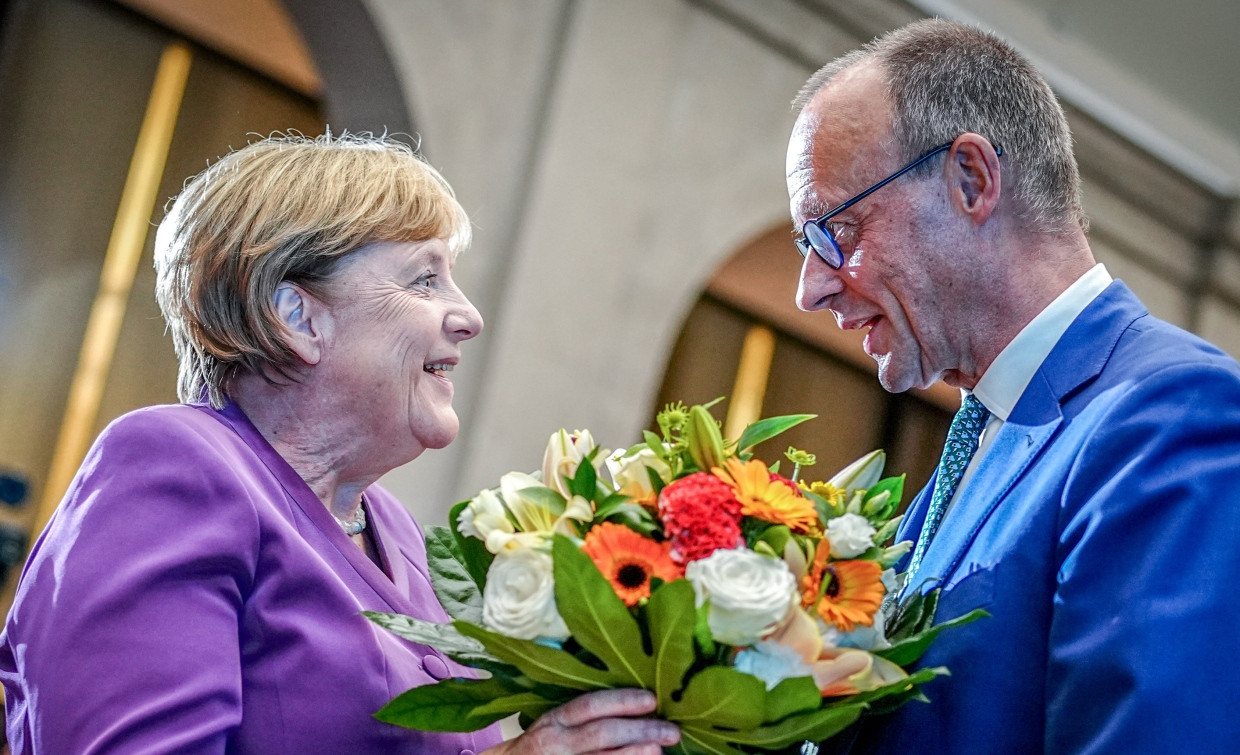 Blumen vom einstigen Rivalen: Der CDU-Vorsitzende Friedrich Merz gratuliert Angela Merkel im September 2024 zu ihrem siebzigsten Geburtstag.