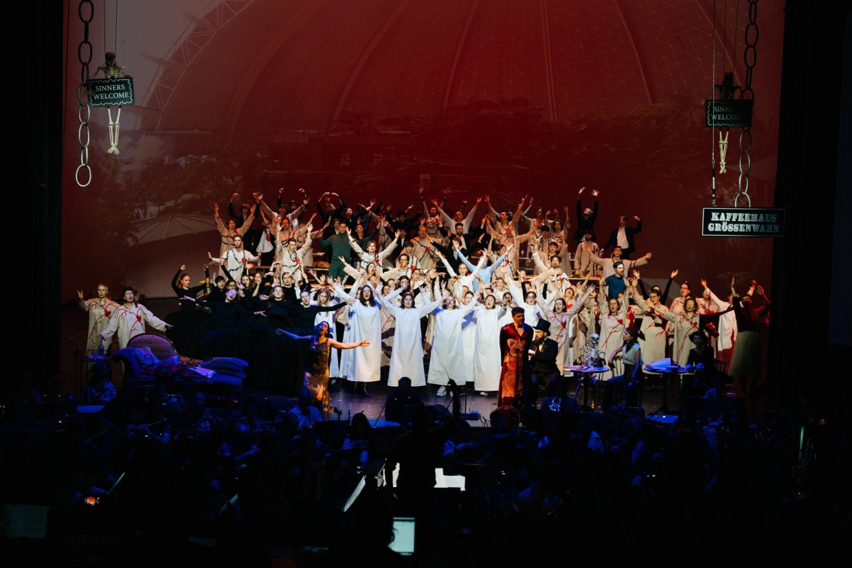 The Sing-Akademie zu Berlin in the Volksbühne during the “Seven Deadly Sins”