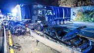 A truck is parked next to damaged cars on Autobahn 1 near Hagen at the scene of the accident. After a chaotic trip on several highways, the police in North Rhine-Westphalia have pulled a conspicuous truck driver out of traffic. There were several accidents and property damage, the police said.