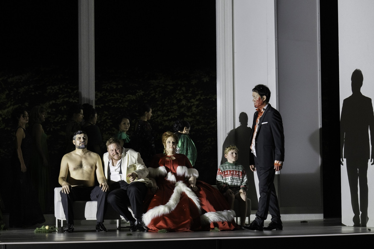 Witching Hour: Aslan Diasamidze (King Duncan), Nicholas Brownlee (Macbeth), Tamara Wilson (Lady Macbeth), Anton Römer (Fleance) and Kihwan Sim (Banquo; standing right) as well as the ladies' choir of the Frankfurt Opera (from left to right)