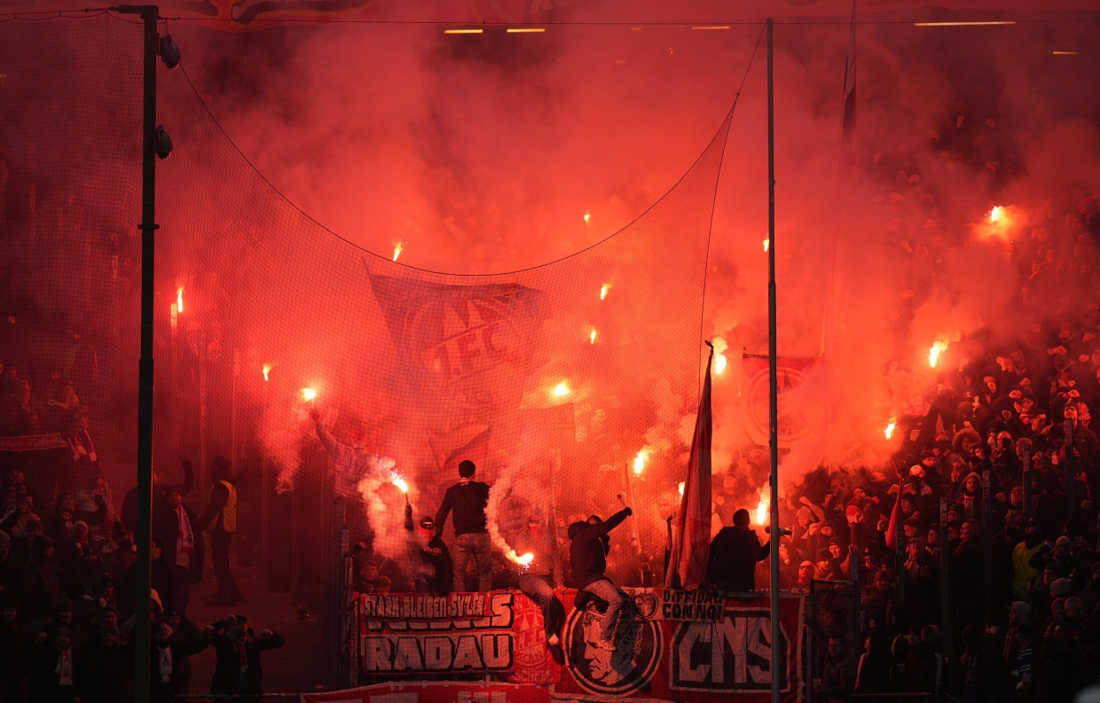 Fans von Köln brennen auf der Tribüne Feuerwerkskörper ab.