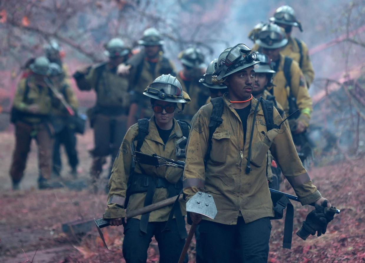 Einsatzkräfte der Feuerwehr gehen gegen das „Palisades Fire“ im Stadtteil Palisades vor.