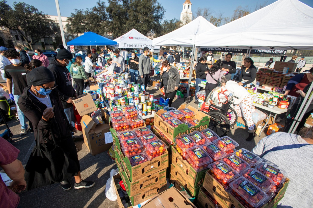 Hilfsgüter, die für Brandopfer gespendet wurden, werden im YMCA-Verteilungszentrum am Pasadena City College verteilt.