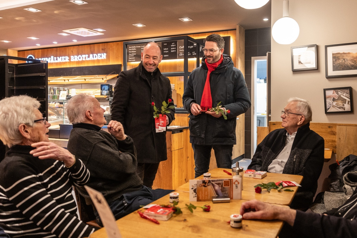 Election campaign at the baker: Philipp Rottwilm (right) with Mario Gerhold, the mayor of the municipality of Körle