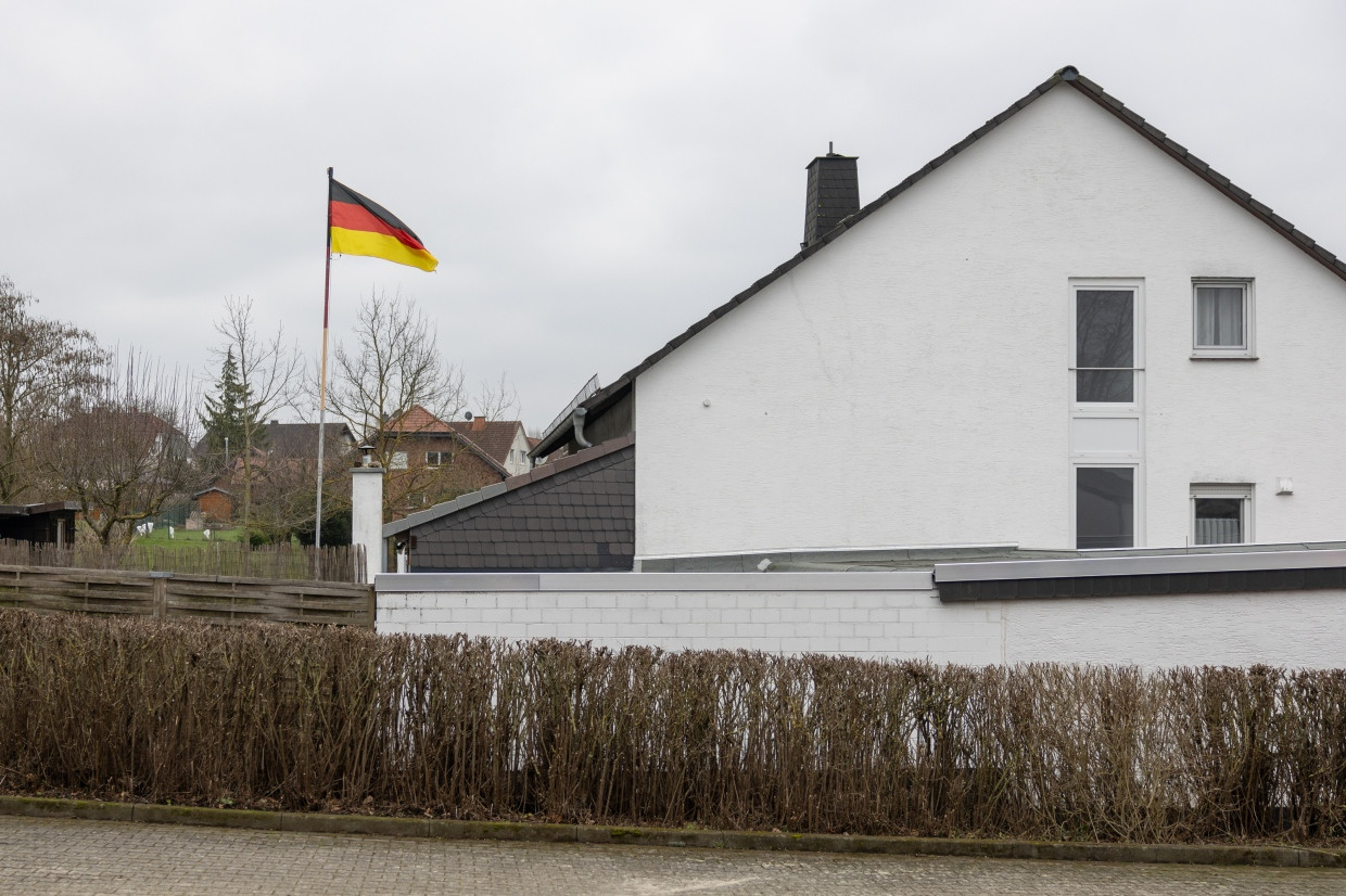 Once SPD-Stammland: A Germany flag is blowing in the garden of a residential building in Edermünde.