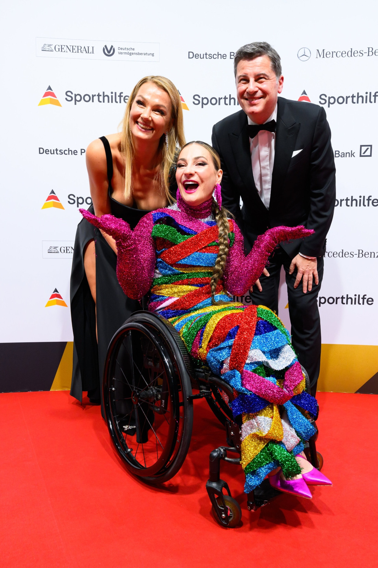 Big fan of the ball: Kristina Vogel with Franziska van Almsick (left) and Christian Seifert.