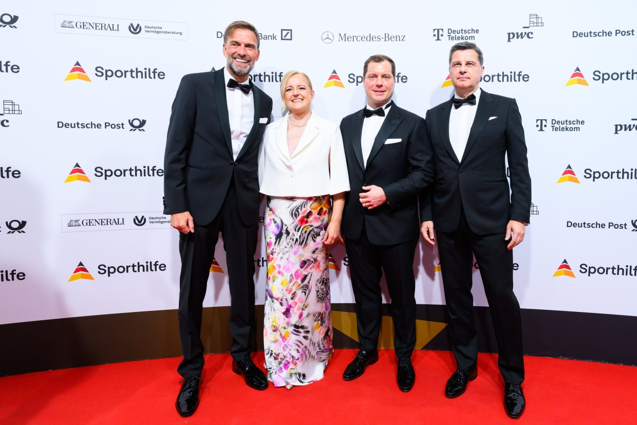 Celebrities from the Fuball: Jürgen Klopp (in the picture to the left of the sports assistant first members Karen Orgeldinger and Karsten Petry as well as supervisory board chief Christian Seifert) confessed as a big fan of the Paralympics