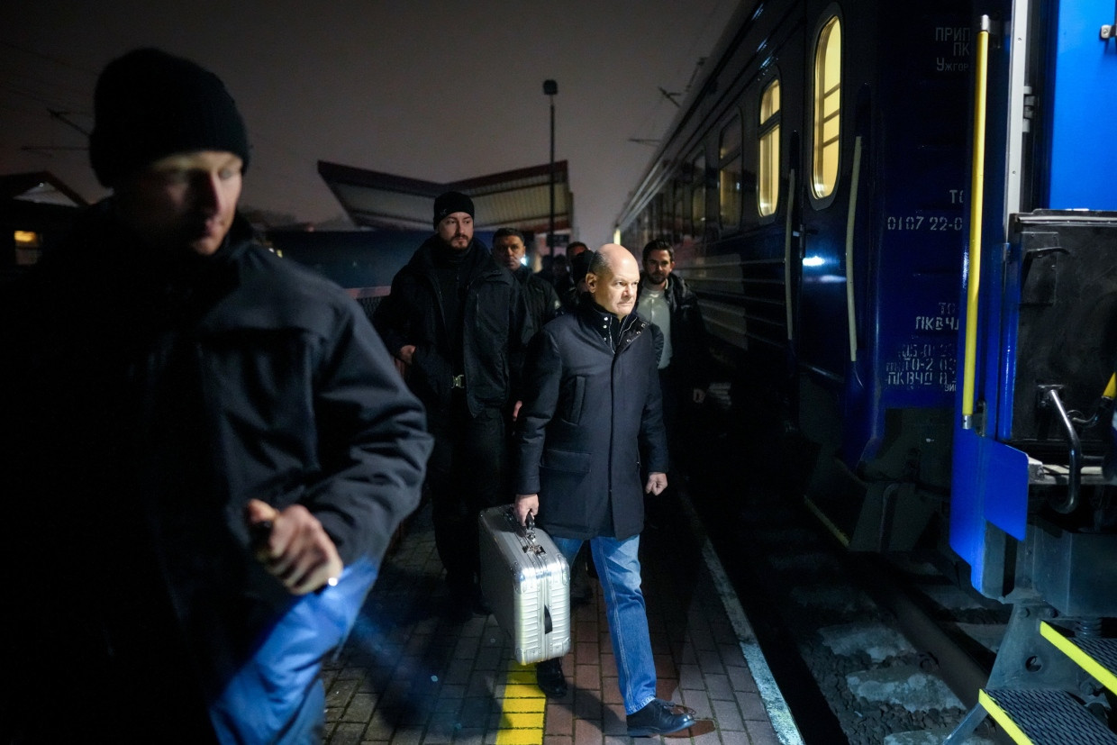 Auf dem Weg in die Ukraine: Bundeskanzler Scholz im Dezember 2024 am Bahnhof der polnischen Grenzstadt Przemysl