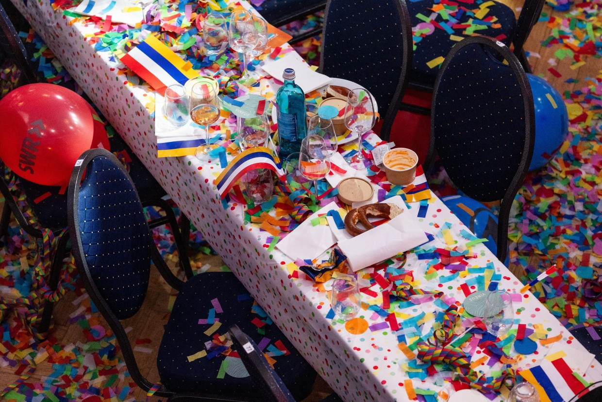 After the session: Confetti and air tapes cover the tables in the Electoral Castle.