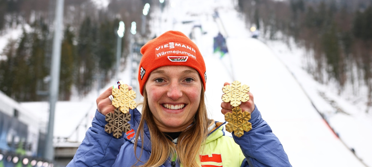 Katharina Schmid is one of the most successful German ski jumpers. In 2023 she won World Cup gold in singles, in the team and in the mixed