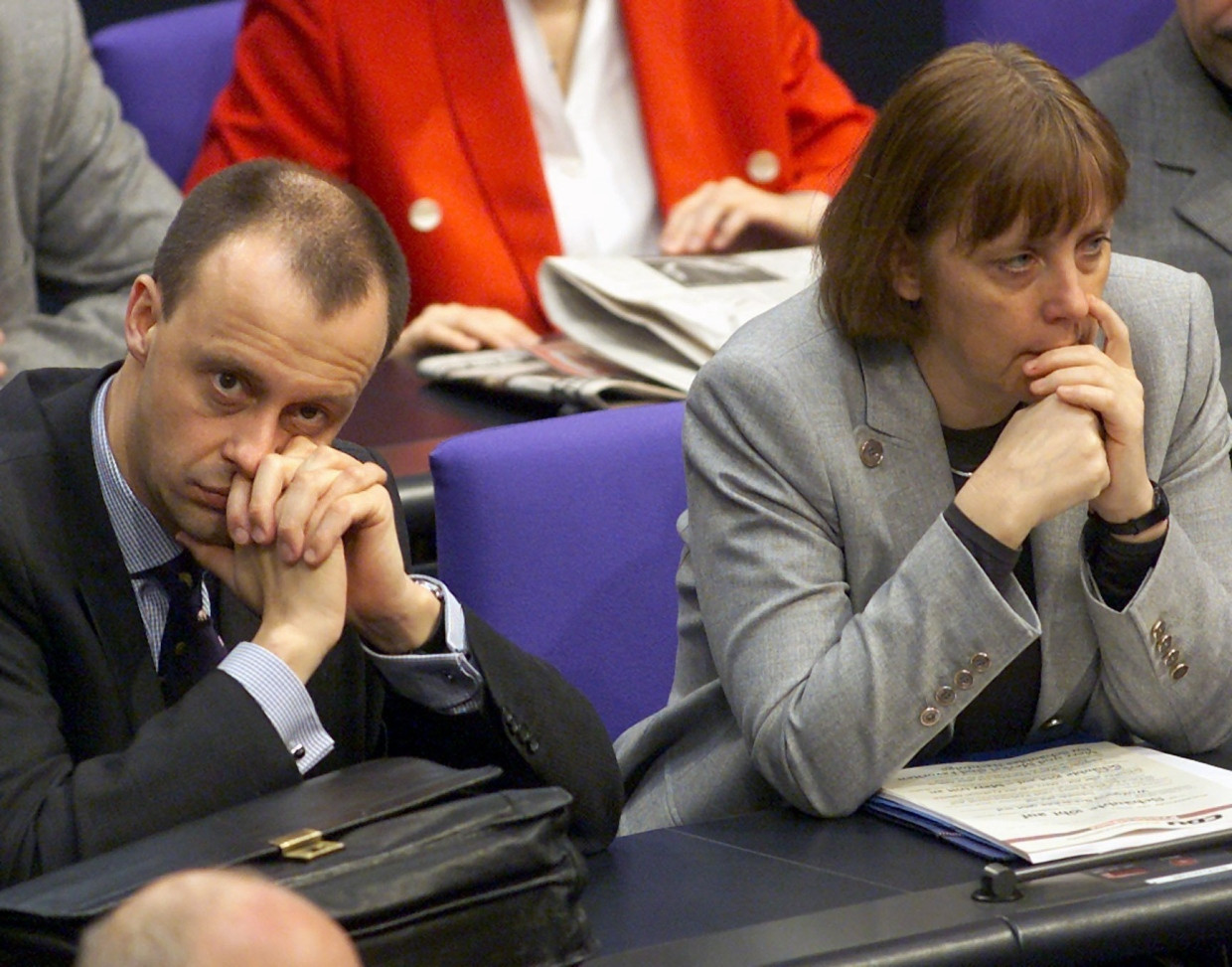 Friedrich Merz und die damalige CDU-Generalsekretärin Angela Merkel am 17. Februar 2000 im Bundestag