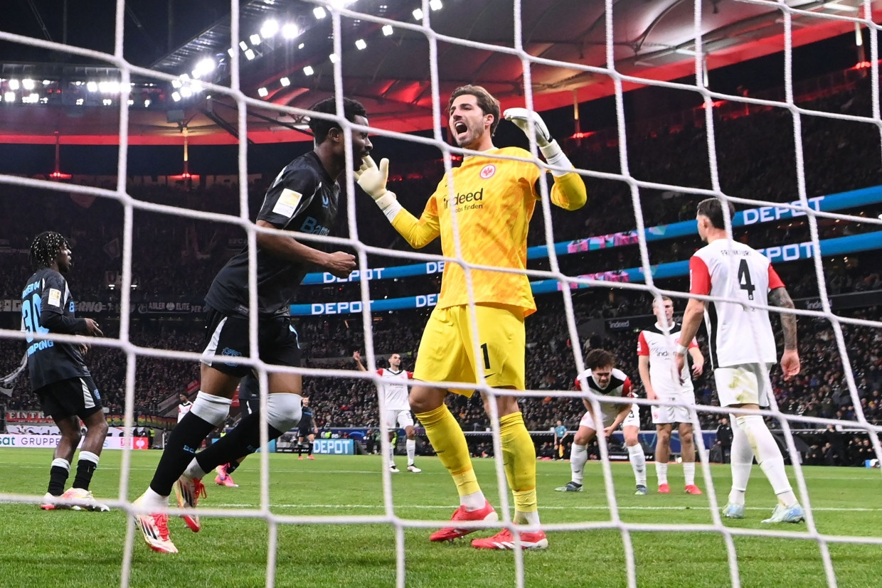 Frustration with goalkeeper Kevin Trapp: Leverkusens Nathan Tella meets 1-0.