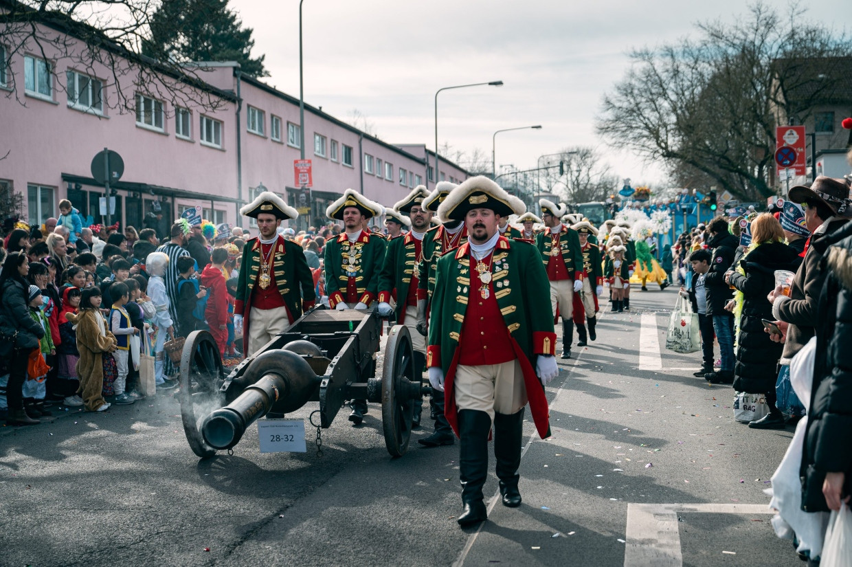 With hats and cannons: firecrackers belong to the move through Heddernheim.