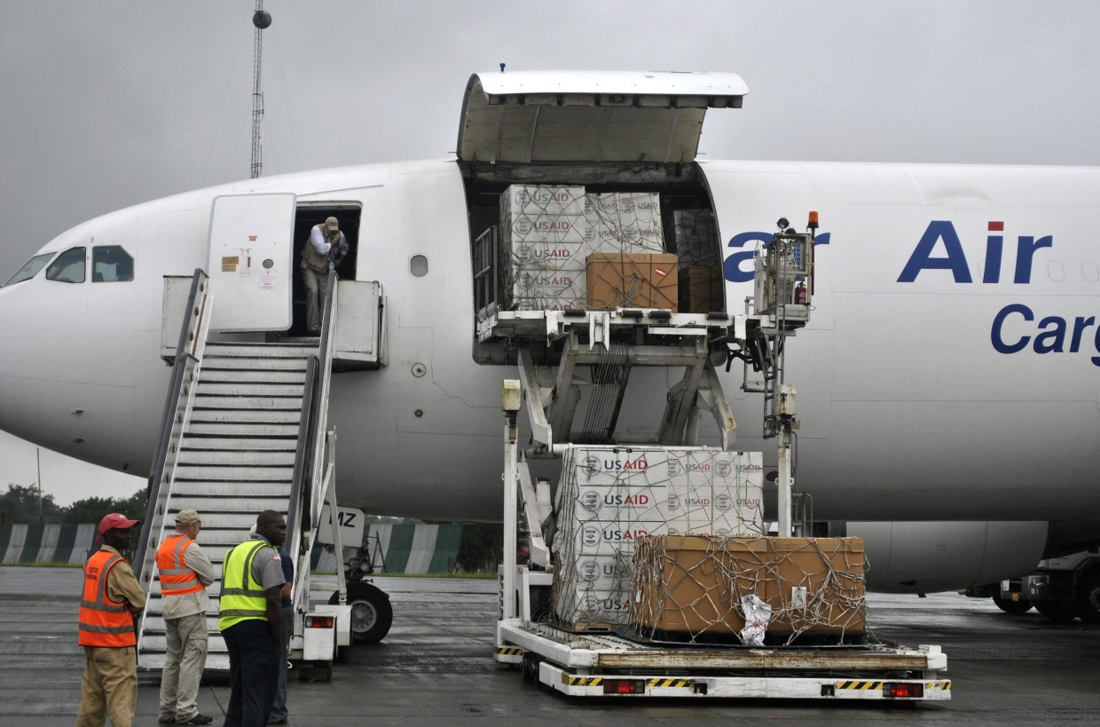 Eine USAID-Lieferung mit medizinischem Material zur Ebola-Bekämpfung wird in der Hauptstadt von Liberia, Monrovia, entladen (August 2014).