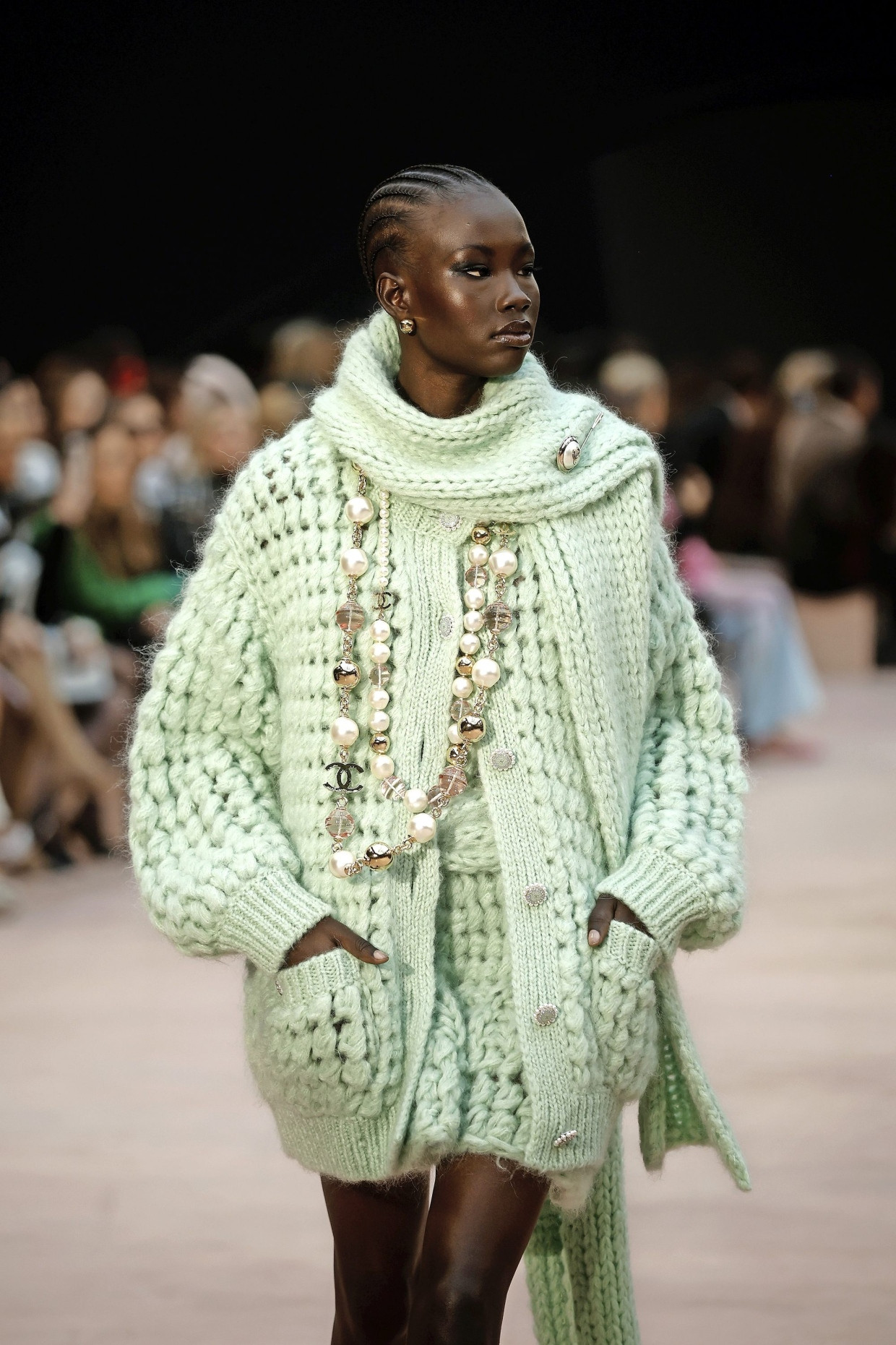 Oversized pearl chains at Chanel, with which Coco Chanel is confirmed and at the same time leading to absurd.