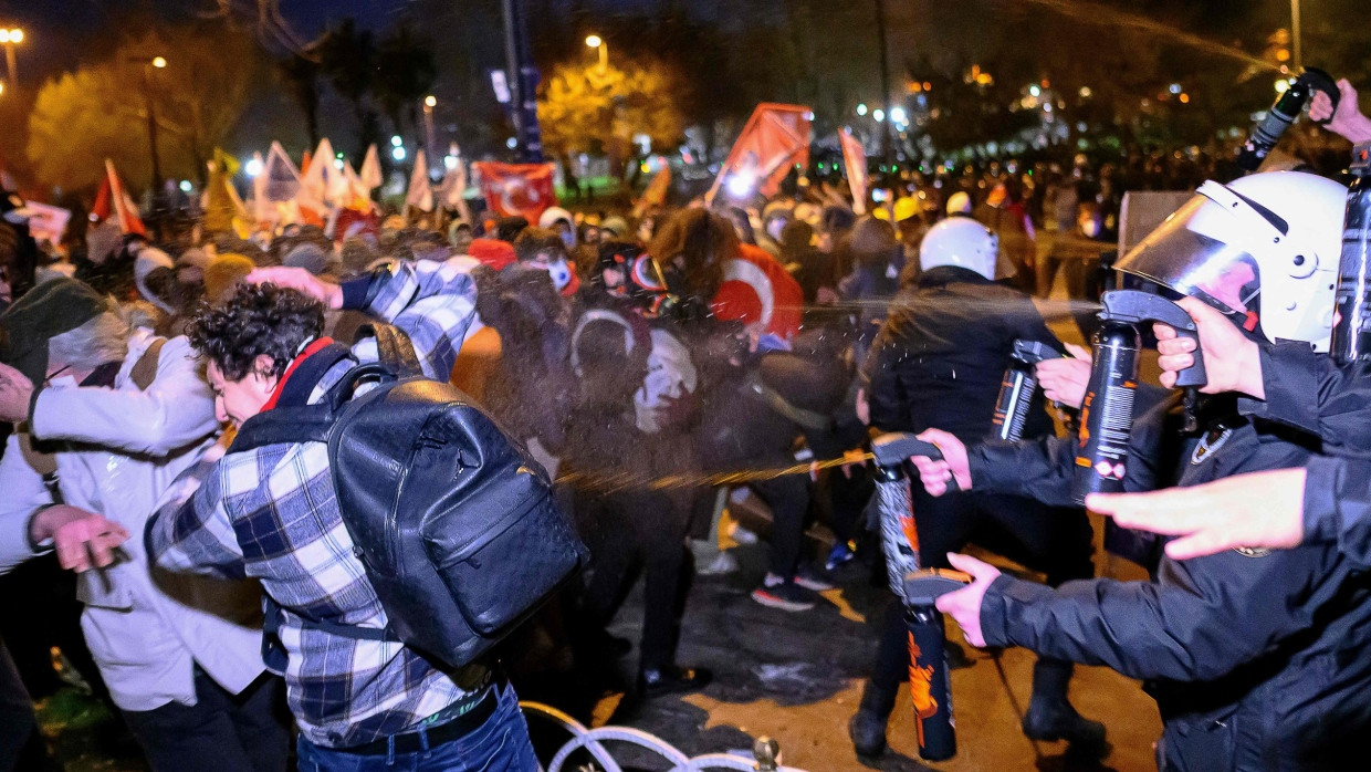 Police officers are performing against demonstrators with tear gas in Istanbul in Istanbul.