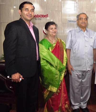 Anand Sankeshwar with his mother and father