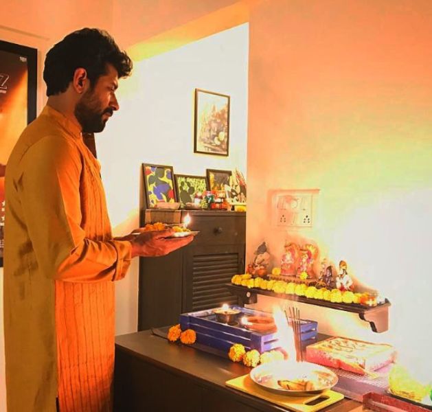 Vineet Kumar performing the Hindu ritual of 'Aarti'
