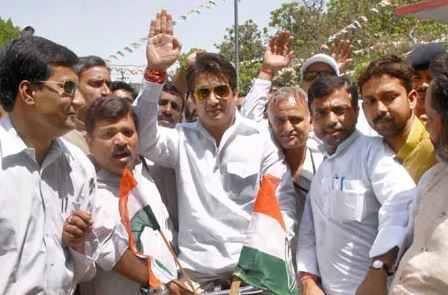Shekhar Suman as a member of the Indian National Congress during a roadshow in Patna