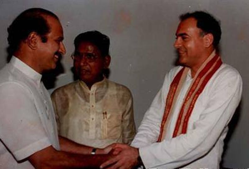 Krishna (left) with former Prime Minister of India, Rajiv Gandhi