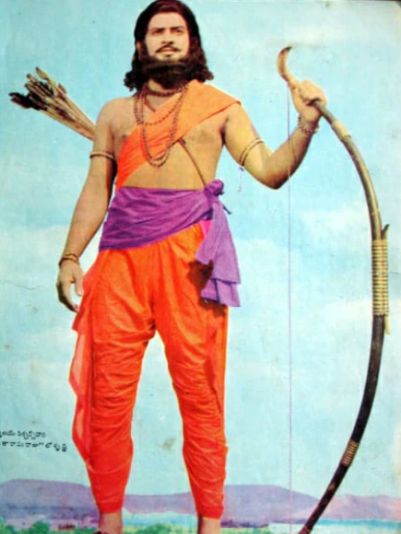 Krishna as Alluri Sitarama Raju in a still from the film Alluri Seetharama Raju (1974)