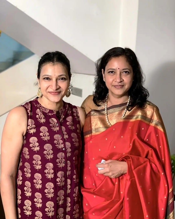 A photo of Manjula Ghattamaneni with her elder sister Padmavathi